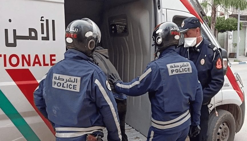 بينهم شقيقين.. إيقاف ثلاثة أشخاص هاجموا مقهى بواسطة السكاكين