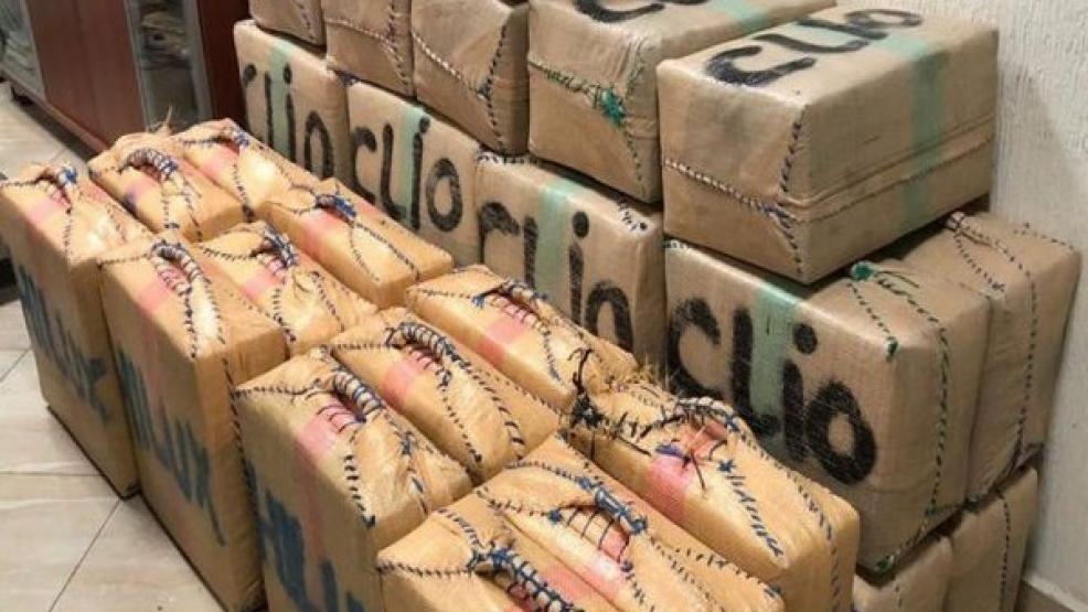 الكركرات.. الكلاب المدربة تطيح بشاحنة متوجهة إلى إفريقيا محملة بحوالي طنين ونص من “الحشيش” 