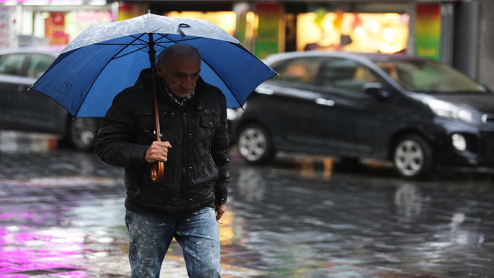 المشي تحت المطر يفاقم الأمراض المزمنة