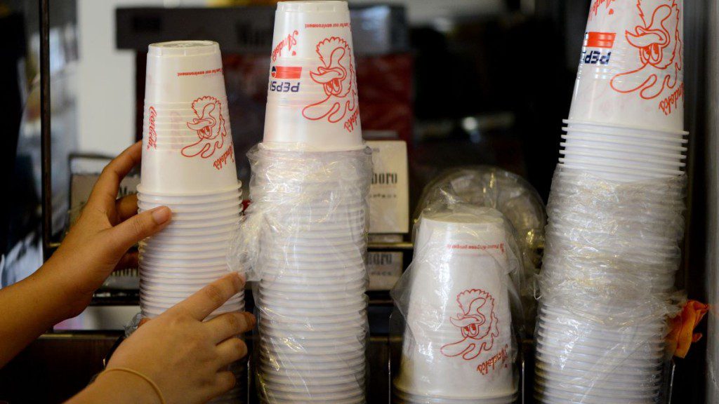 تحذير.. الأكواب البلاستيكية تدمر جسم الإنسان   