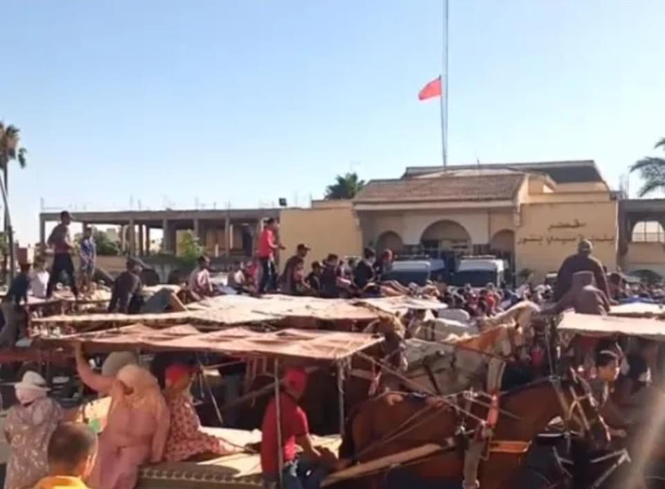 تظاهرة حاشدة في سيدي بنور بعد وفاة “مول الكروسة” الذي أضرم النار في جسده ضد “الحكرة”
