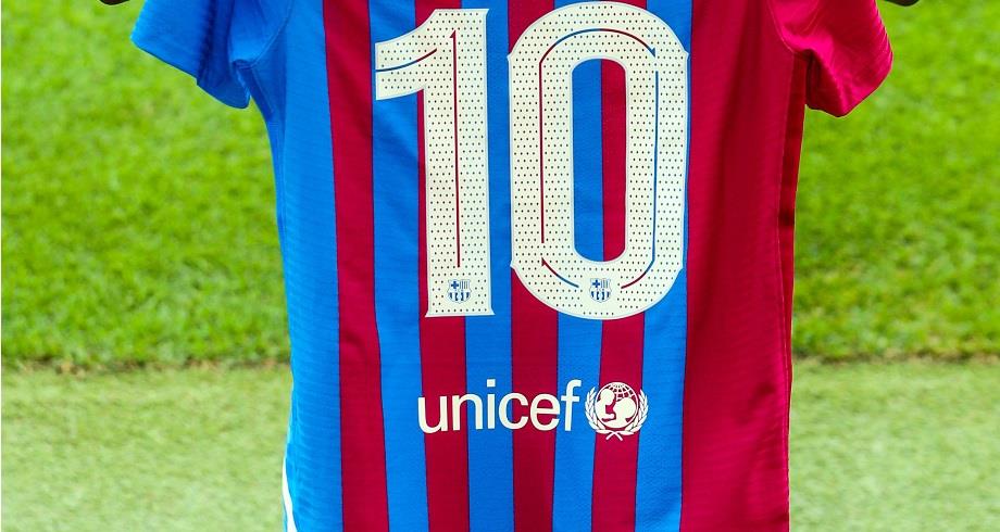 رسميا.. برشلونة يمنح القميص رقم 10 لهذا اللاعب