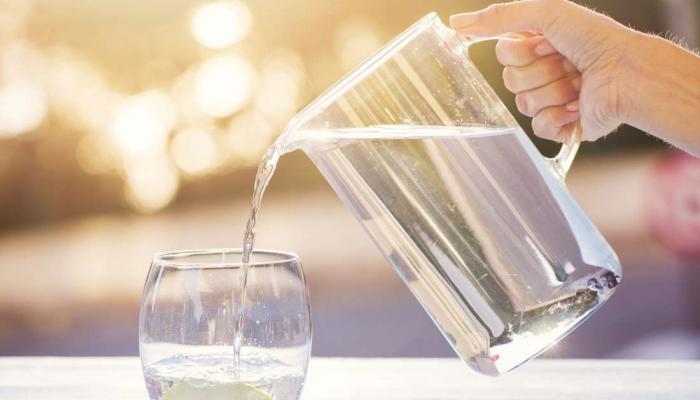 أطباء يحذرون من “أمراض قلة شرب المياه”