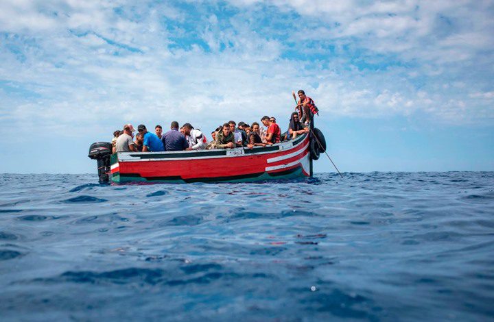 بينهم سيدة وقاصر.. إنقاذ قارب على متنه 58 مغربيا مرشحا للهجرة السرية بطانطان 