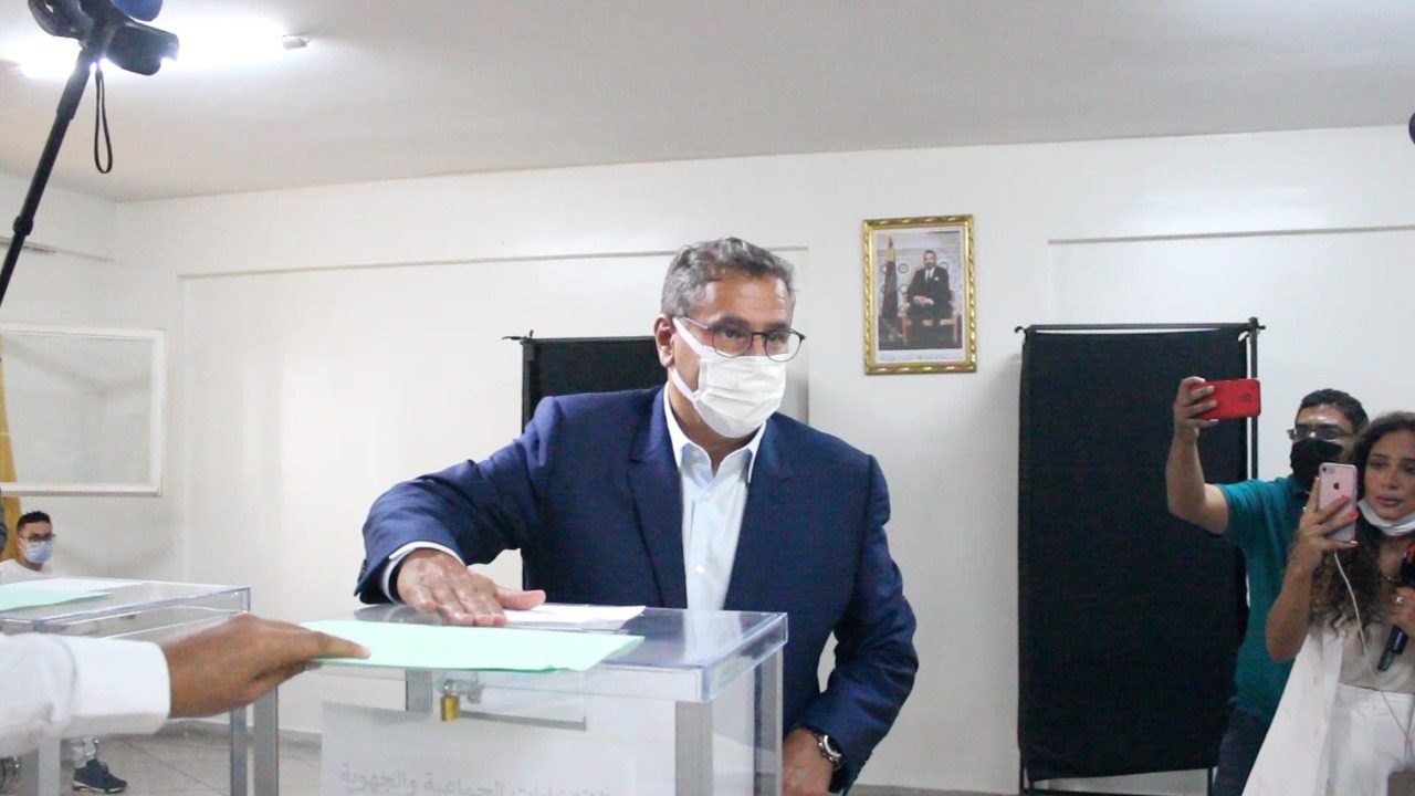 أخنوش يدلي بصوته في أكادير مرفقًا بزوجته وسط توقعات بإكتساح انتخابي للأحرار