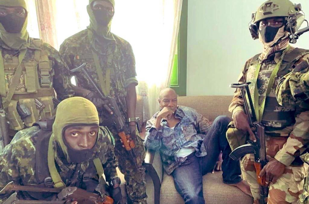 إنقلاب عسكري في غينيا يطيح بالرئيس كوندي وطوق أمني حول فندق بعثة المنتخب الوطني