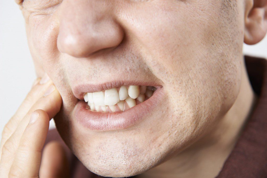 صرير الأسنان حالة طبية تحتاج لعلاج وليست مجرد عادة