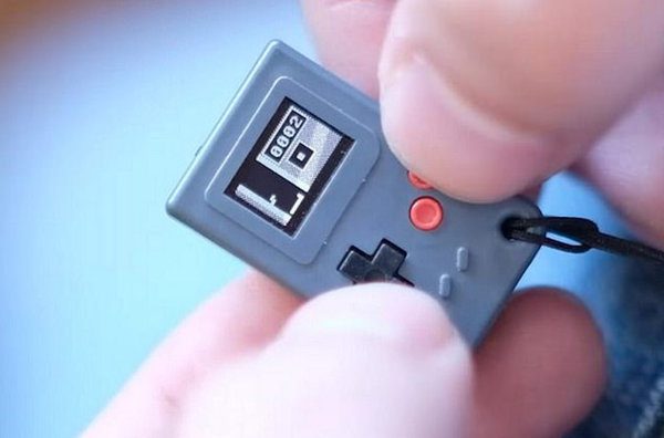 تعرفوا عليه.. أصغر جهاز ألعاب في العالم