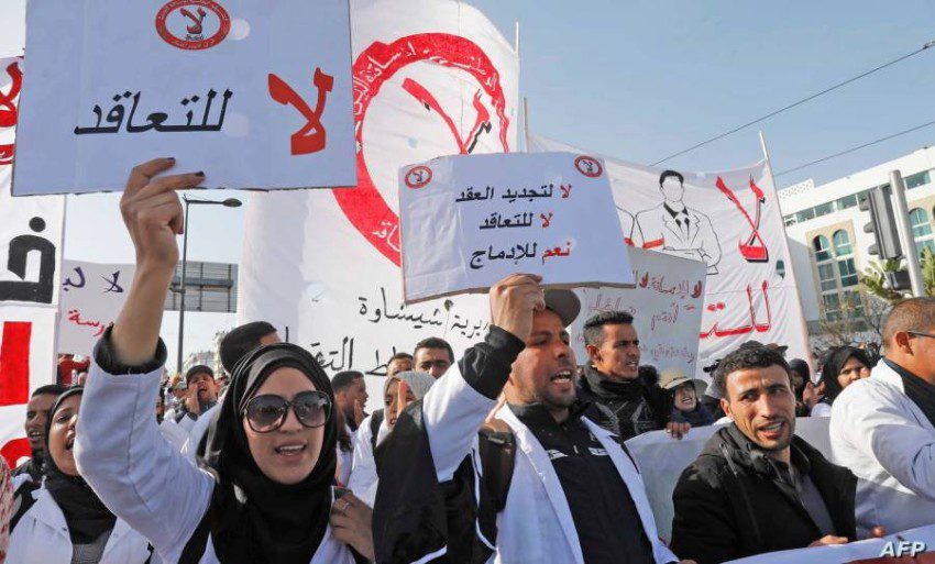 الأساتذة المتعاقدون يخسرون تعاطف المغاربة بإعلانهم الدخول في إضراب وطني بدءًا من الغد