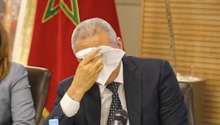 مؤثر بزاف. مولاي حفيظ العلمي يجهش بالبكاء في حفل تسليم سلط وزارته