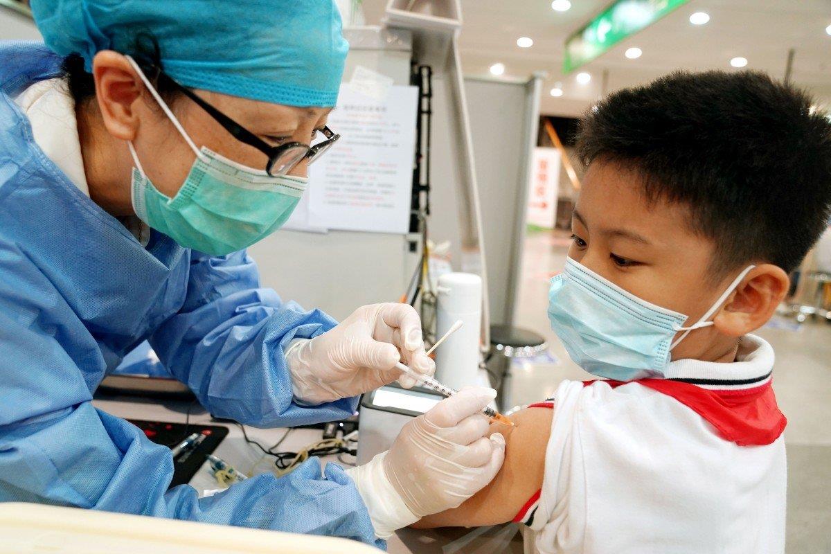 الصين تبدأ تطعيم الأطفال من 3 إلى 11 عاما ضد فيروس “كورونا”