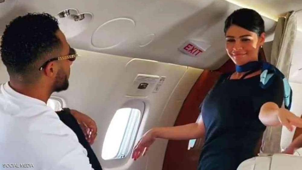 السلطات المصرية تكشف جنسية “المضيفتين الراقصتين” بطائرة محمد رمضان