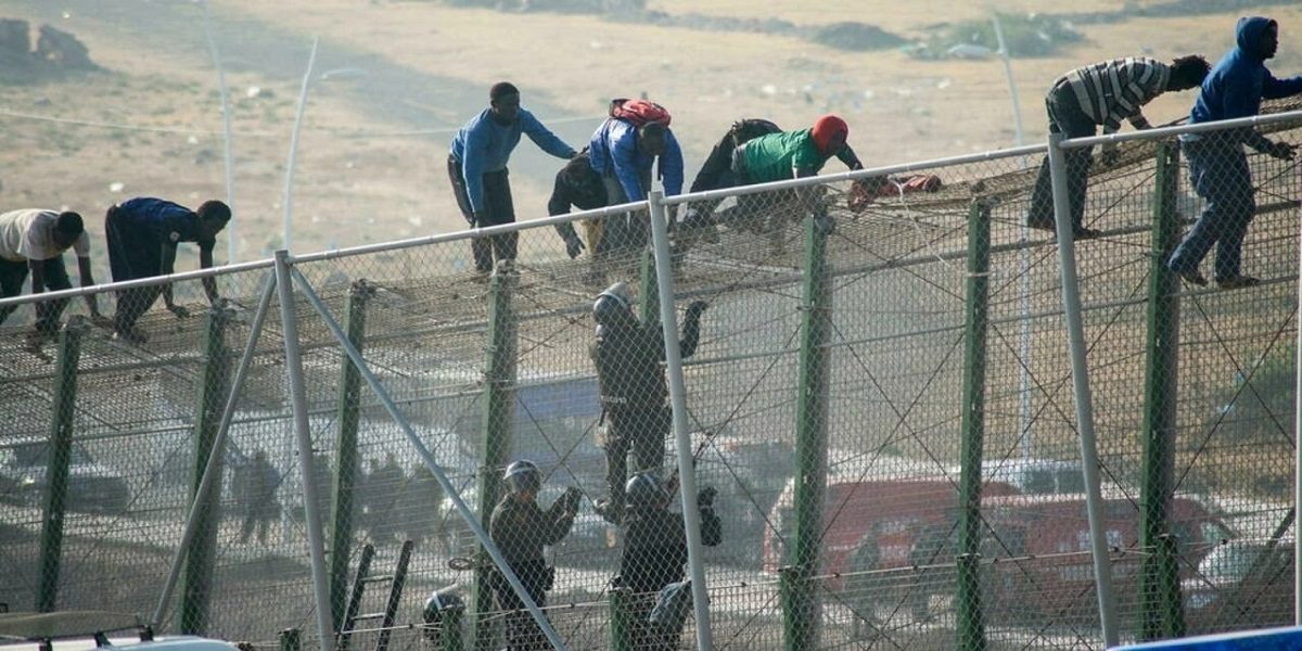 أغلبهم من السودان.. إجهاض مخطط للهجرة السرية عن طريق تسلق السياج الحديدي بين الناظور ومليلية