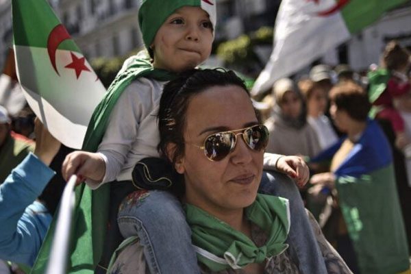 جزائريون يتظاهرون في مدريد ضد “استبداد” النظام العسكري