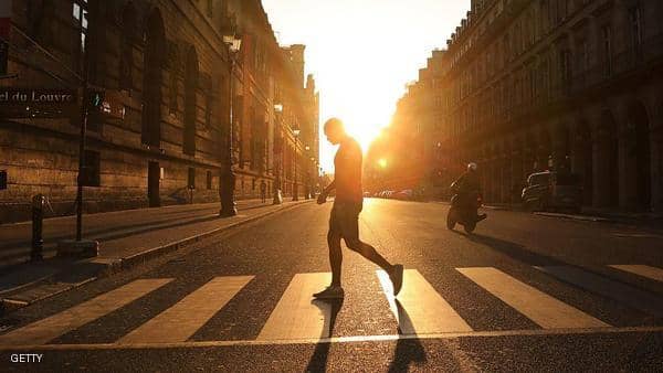 “قلة النوم” أخطر مما نتصور.. هذه العلامة تحدث أثناء المشي