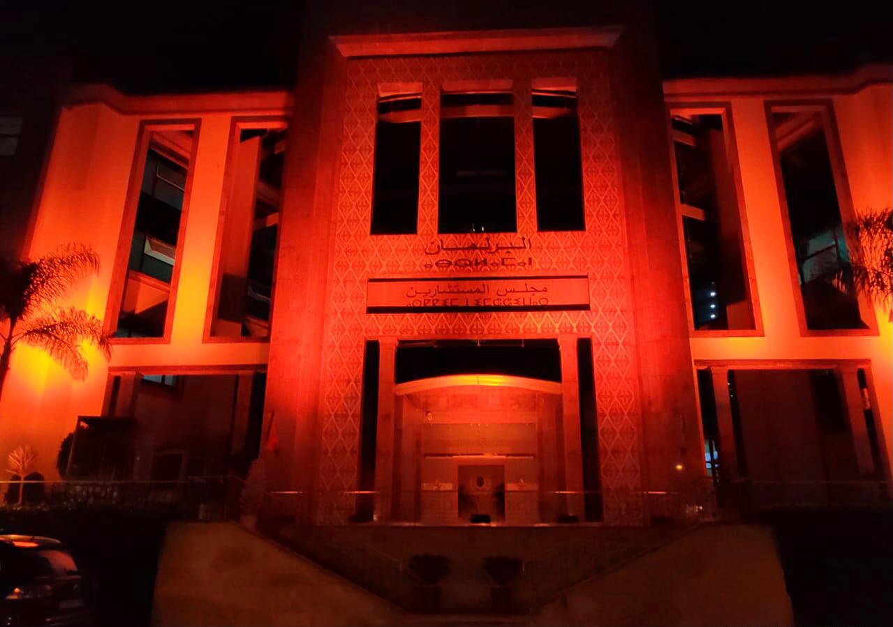 بالفيديو . مجلس المستشارين يضيء واجهته باللون البرتقالي تخليدا لليوم العالمي لمناهضة العنف ضد النساء 