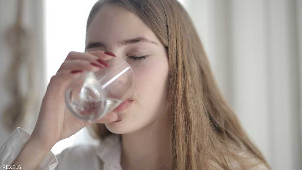 ستغير حياتك.. خمسة فوائد “مذهلة” لشرب الماء فور الاستيقاظ