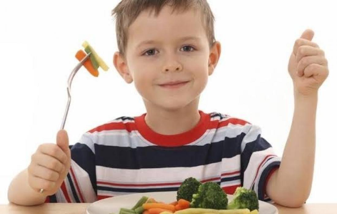 طريقة بسيطة لجعل طفلك يأكل الطبق بكامله