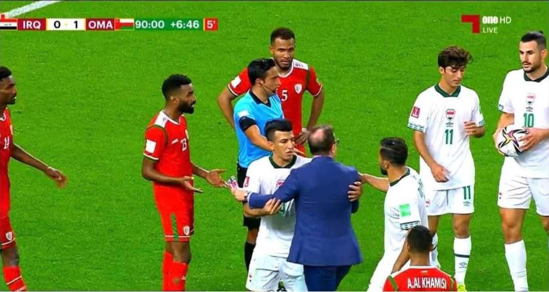 مدرب العراق يثير الجدل بسلوك طريف في أولى مباريات كأس العرب