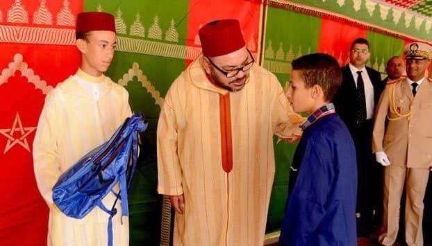 الملك محمد السادس يُكرم أسرة التعليم بهذه الأوسمة