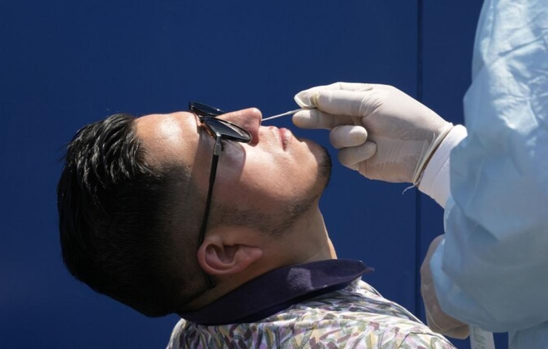 دراسة.. مسحة الأنف “بطيئة” في كشف الإصابة بمتحور “أوميكرون”