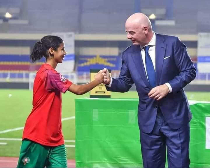 لبؤات مدرسة دومو يحظين بتنويه رئيسًا الفيفا والكاف (صور)