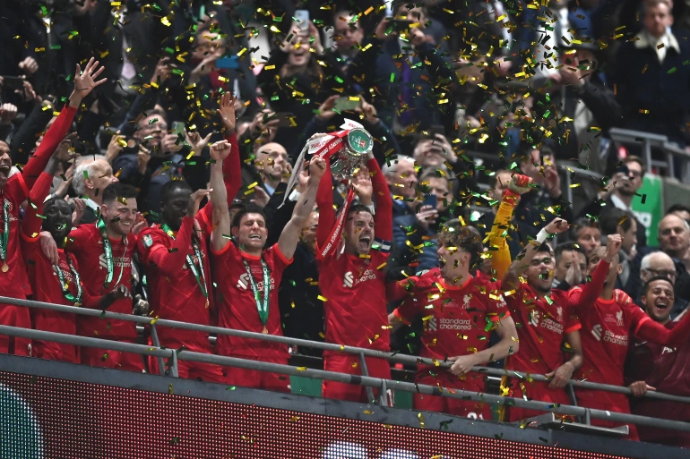 في مباراة مجنونة.. رفاق صلاح يتوجون بكأس الرابطة الإنجليزية على حساب تشيلسي