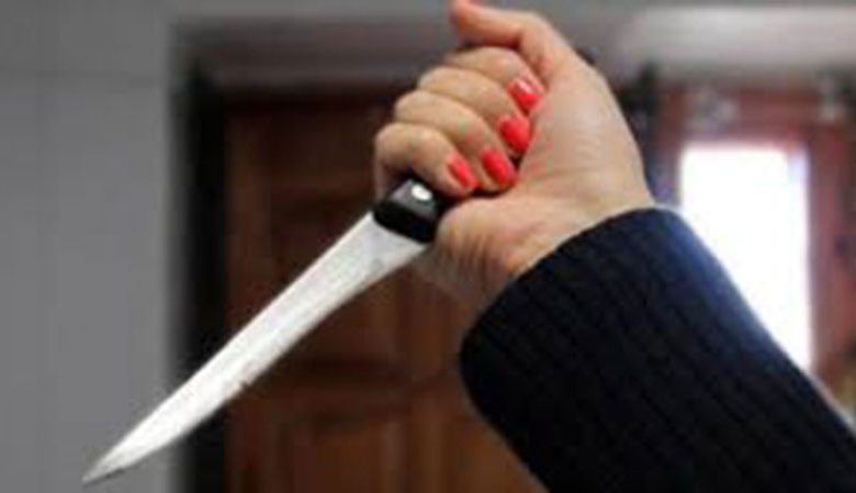 ماشي عندنا.. شقيقتان تذبحان أمهما بسكين وتفصلان رأسها عن جسدها
