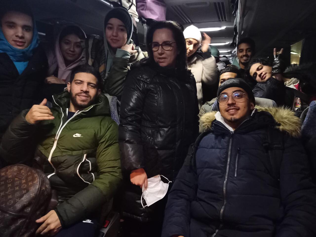 سفارة المغرب في هنغاريا تخصص حافلتين من أجل إجلاء 70 طالباً (صور)