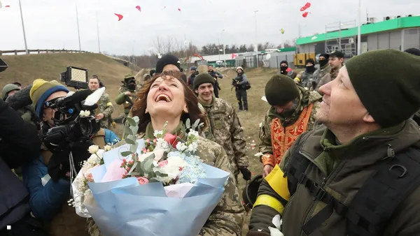 الزواج تحت أصوات الرصاص.. أوكرانيون صمدوا أمام أهوال الحرب
