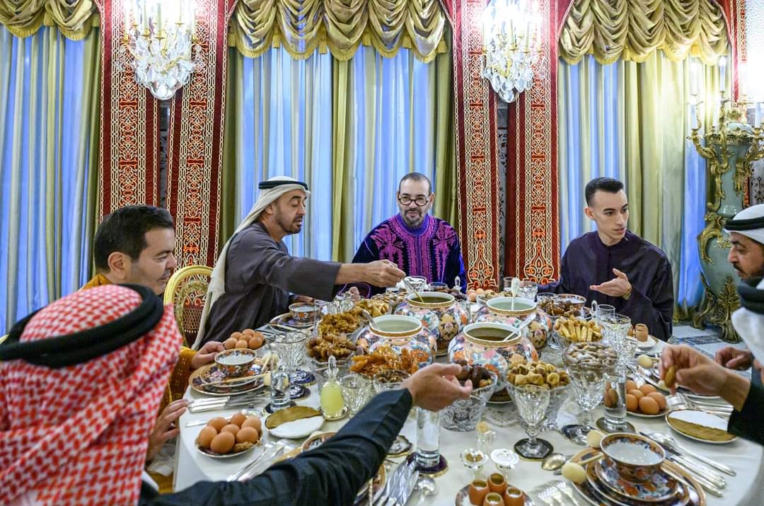 الملك يقيم مأدبة إفطار على شرف الشيخ محمد بن زايد آل نهيان (صور)