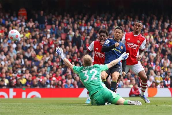 أرسنال يعمق جراح اليونايتد ورونالدو يسجل الهدف رقم 100