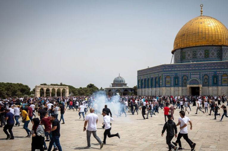 القدس.. عشرات المصابين في مواجهات جديدة في ساحات الأقصى