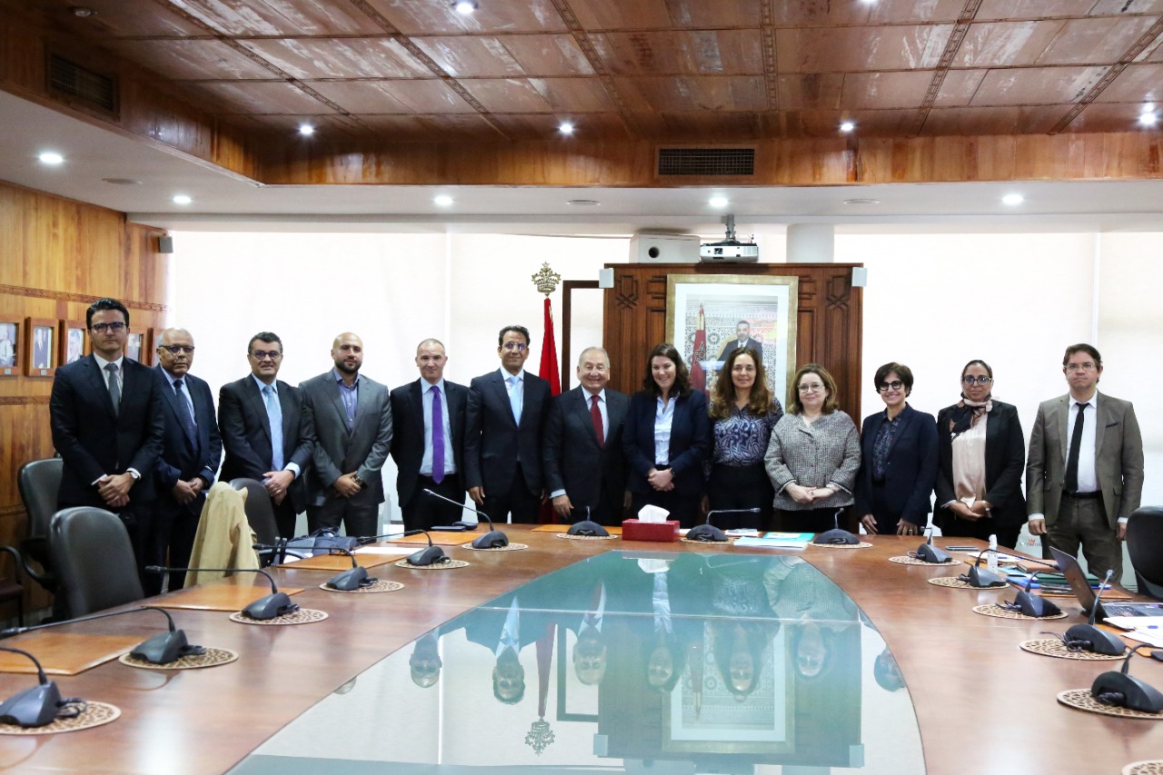 الوزيرة المنصوري تعد جامعة صناعات مواد البناء بدعم الوزارة لمطالب المهنيين