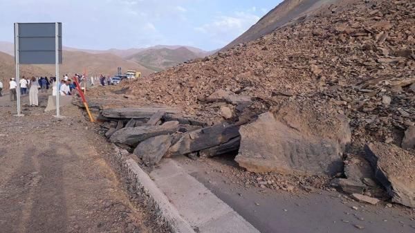 انهيار صخري بممر تيشكا يشل حركة المرور لساعات طوال