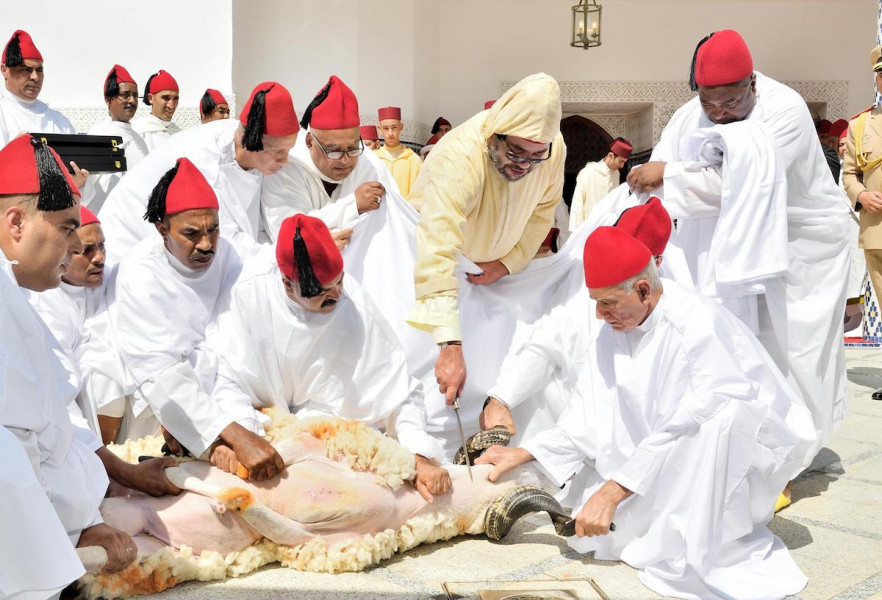 أمير المؤمنين يؤدي صلاة عيد الأضحى ويقوم بنحر أضحية العيد