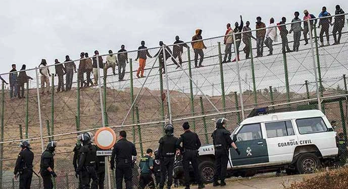 حوالي 2000 مهاجرا سريا يتحينون الفرصة لاقتحام السياج الحدودي مع مليلية