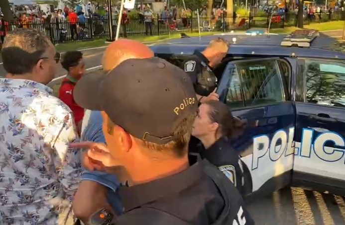 إعتقال الخائن المومني بعد هجومه على محتفلين بعيد العرش في كندا (فيديو)