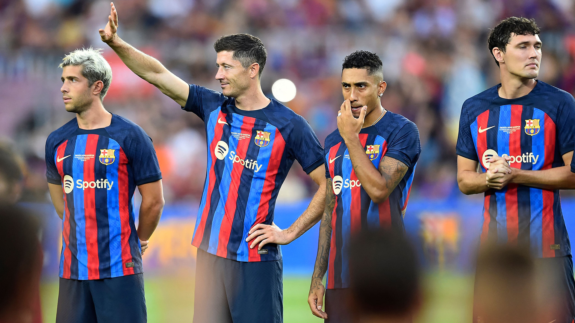 برشلونة يكشف رسميا عن قميصه الثالث (فيديو)
