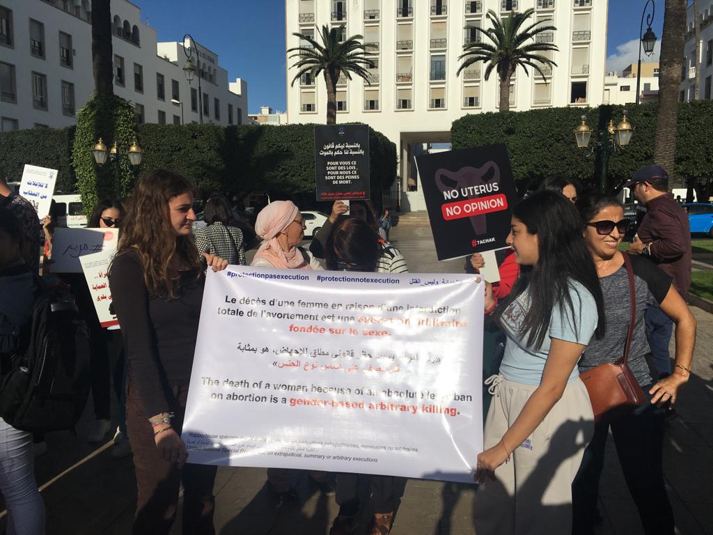 تضامنا مع الطفلة مريم.. احتجاج مجموعة من النشطاء أمام البرلمان     