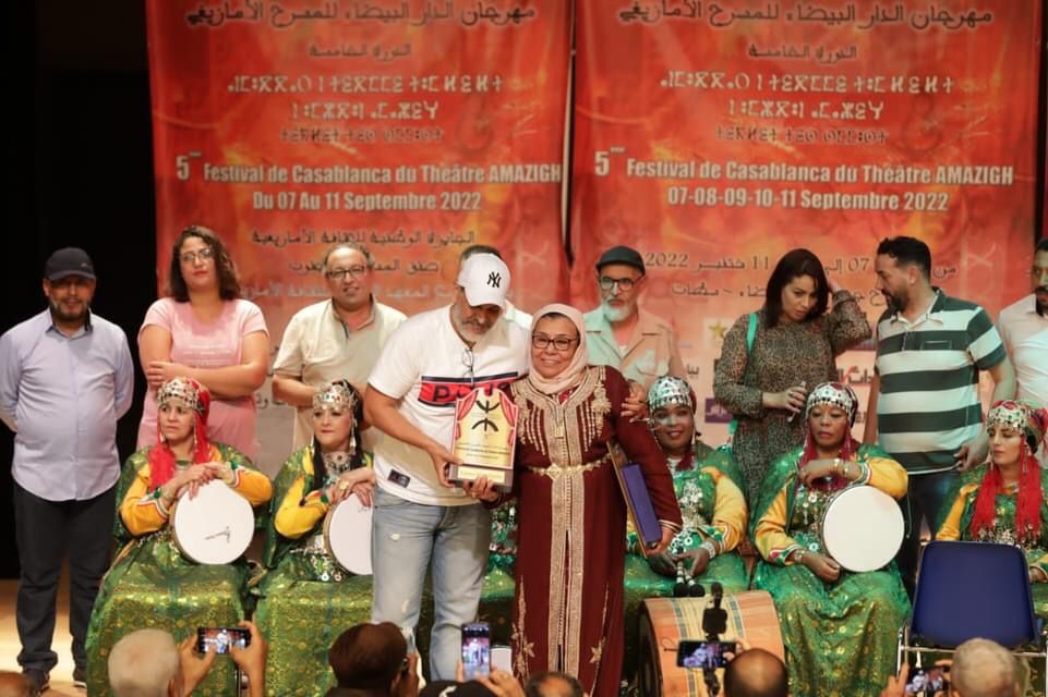 تكريم الفنانة فاطمة بوشان في مهرجان الدار البيضاء للمسرح الأمازيغي