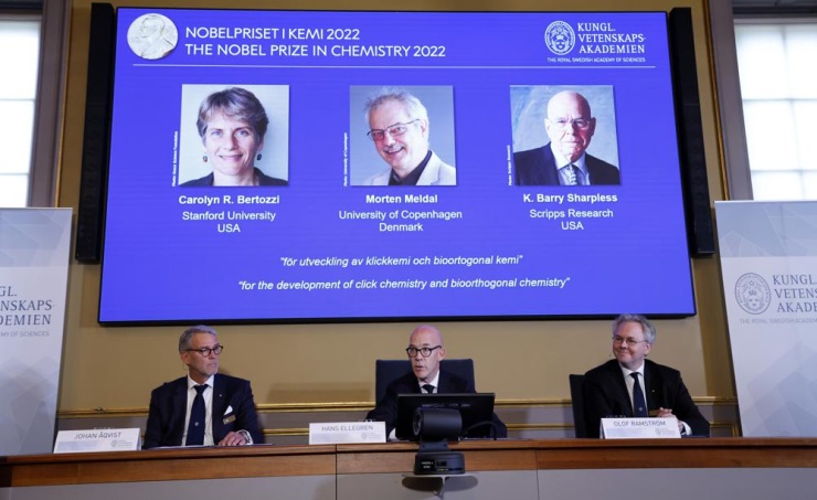 منح جائزة نوبل للكيمياء هذا العام لـ3 علماء في بناء الجزيئات