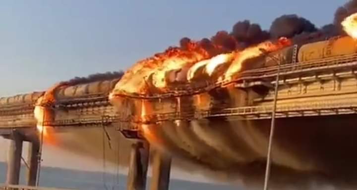تفجير جسر القرم الاستراتيجي.. أوكرانيا تتبنى الانفجار وتتوعد بالمزيد