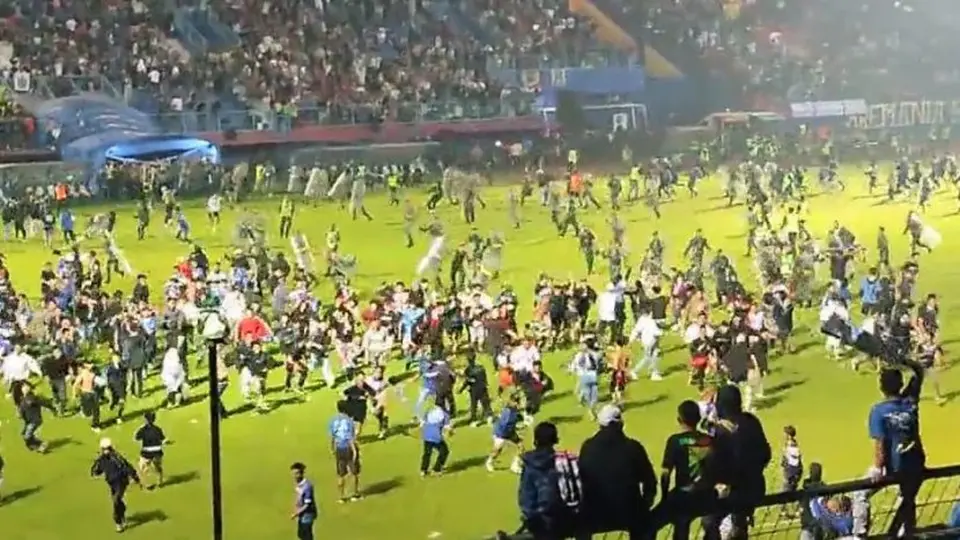أندونيسيا.. مصرع 174 شخصا وآلاف الجرحى داخل ملعب لكرة القدم 