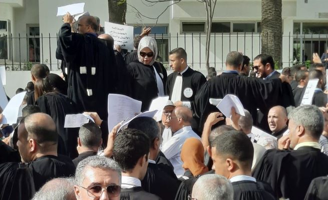 محامون يتظاهرون قبالة وزارة العدل وينددون بسياسة الوزير وهبي (صور)