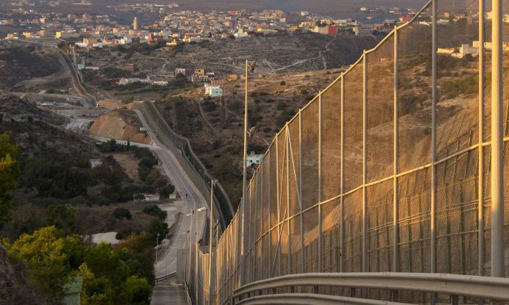 المغرب يتشبث بمغربية مليلية وسبتة وينفي وجود حدود معهما