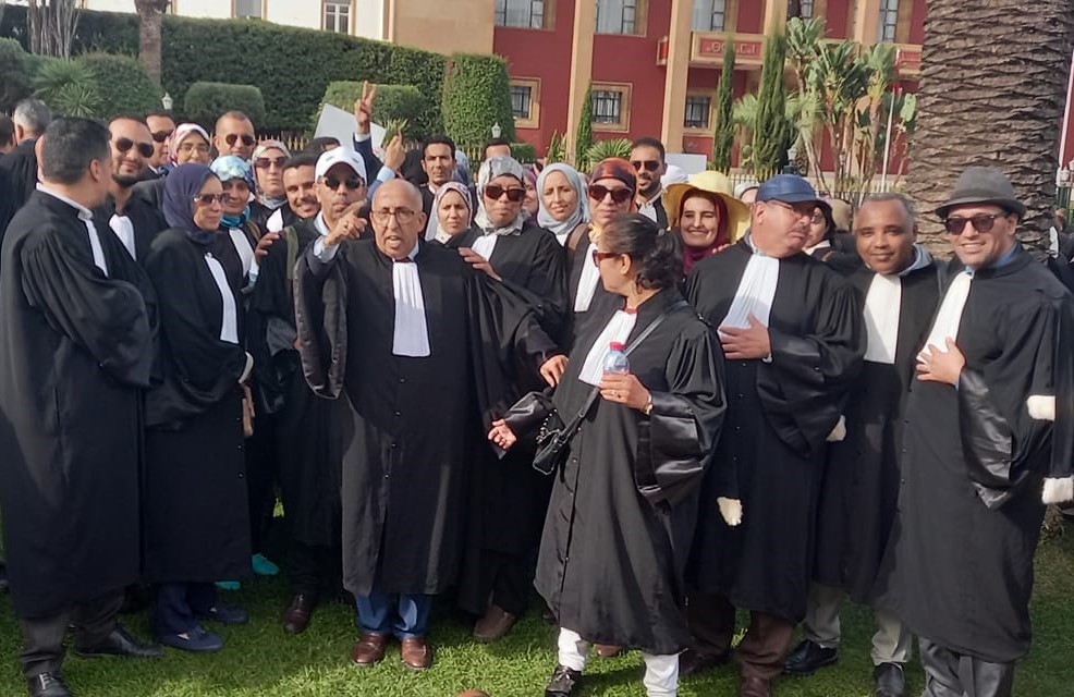 المحامون يتظاهرون أمام البرلمان والأغلبية بمجلس النواب تتجاوب مع مطالبهم