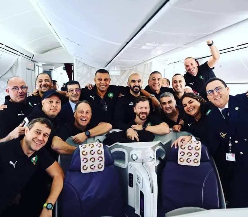 كواليس رحلة بعثة المنتخب إلى قطر. ضمت أبرون و7 لاعبين وطباخين