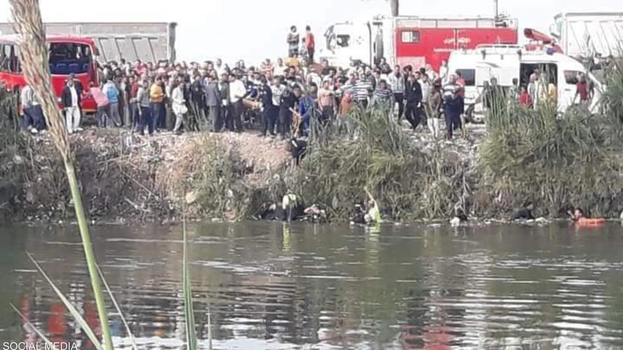 مصرع 19 شخصا في سقوط حافلة في ترعة بمصر