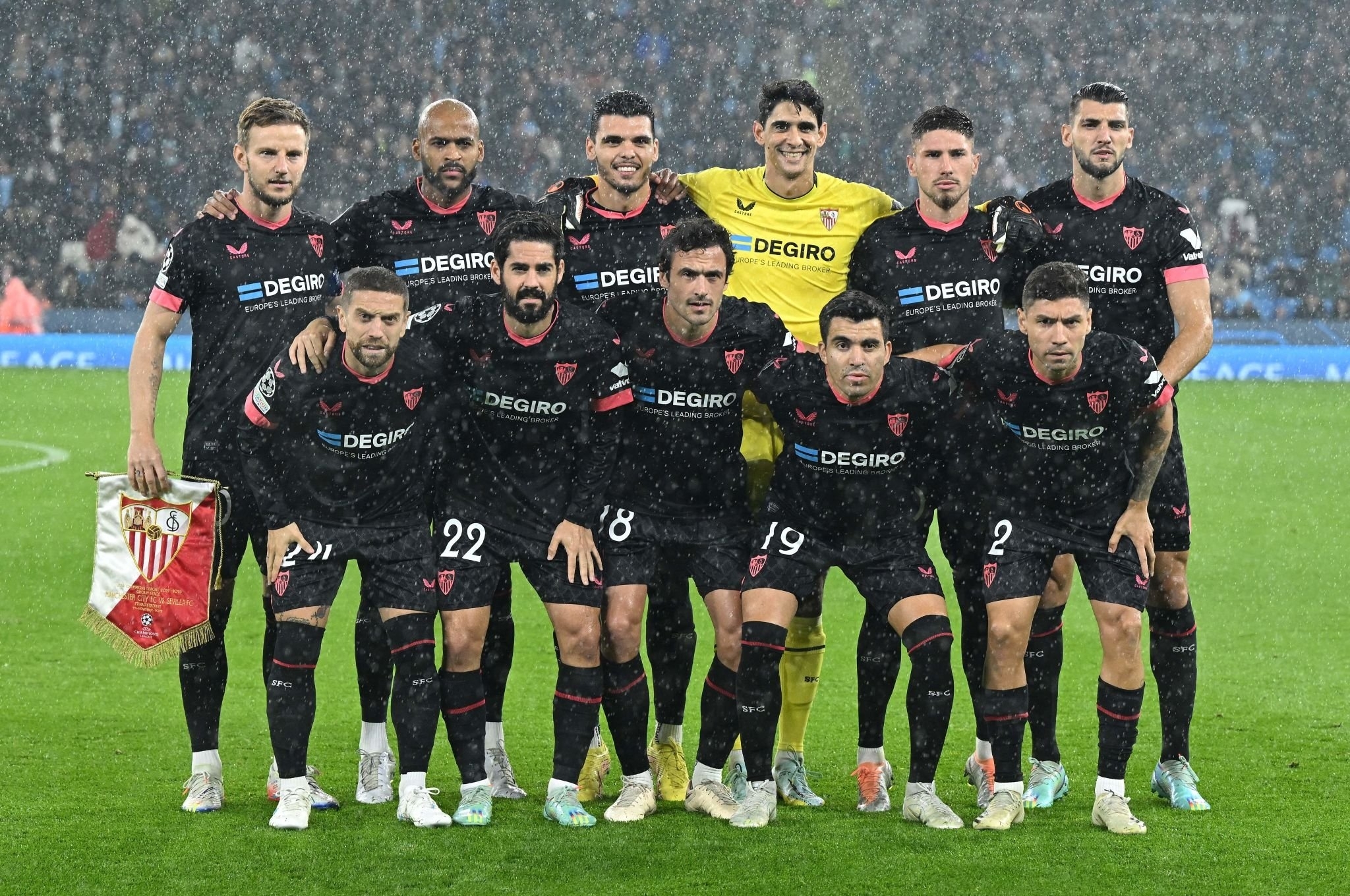 مفاجأة .. نادي إشبيلية يفسخُ عقد نجمه